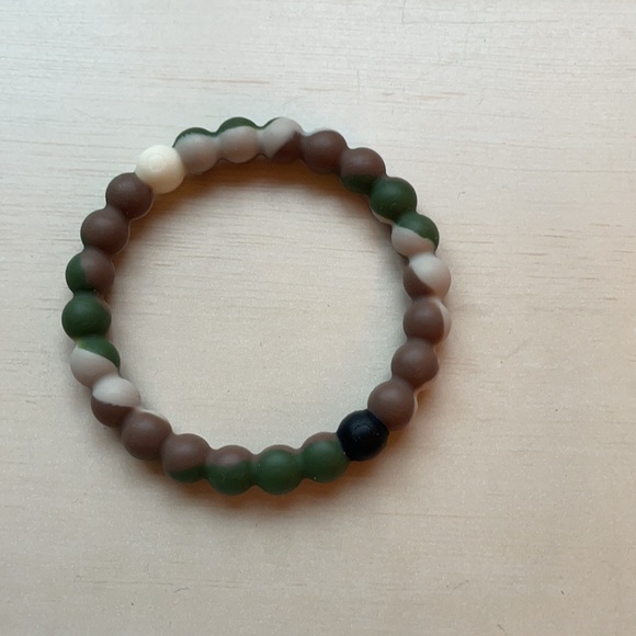 Lokai 4 pack of bracelets and case! - Picture 6 of 7